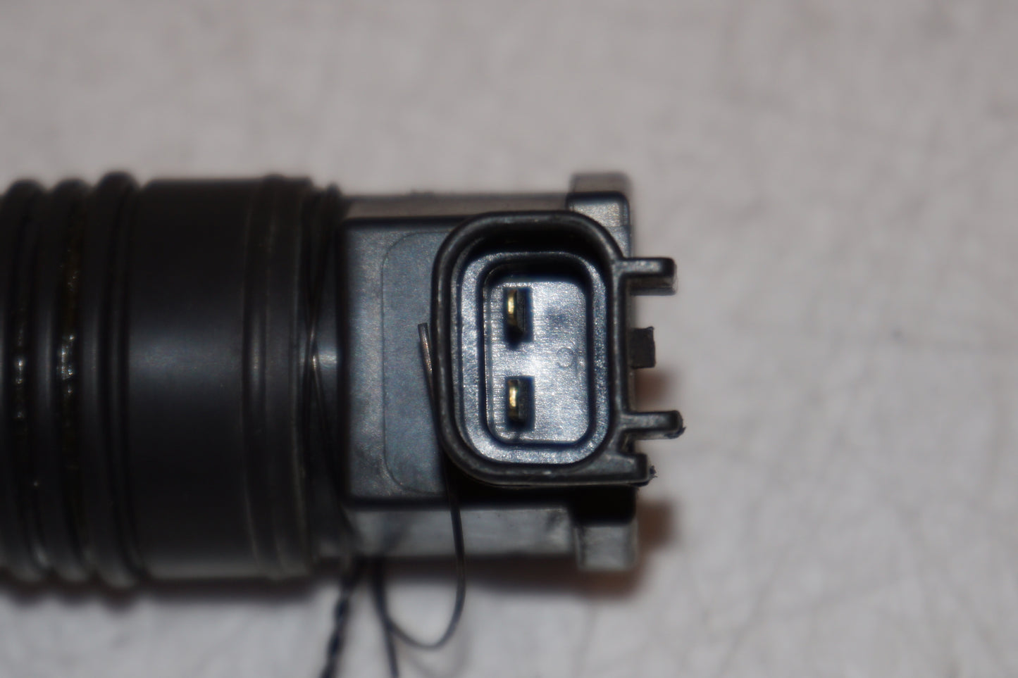 Extrabild2 på <p>Tändspole vänster från Kawasaki ER-6N ABS 2014.</p>

<p>Denso 129700-5359.</p> motorcykel.