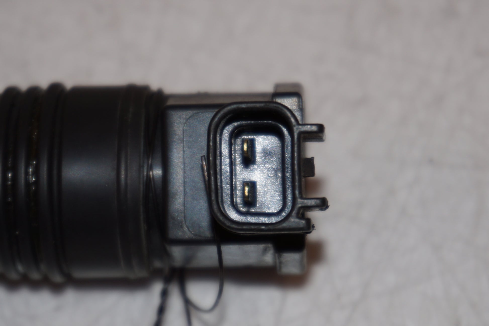 Extrabild2 på <p>Tändspole vänster från Kawasaki ER-6N ABS 2014.</p>

<p>Denso 129700-5359.</p> motorcykel.