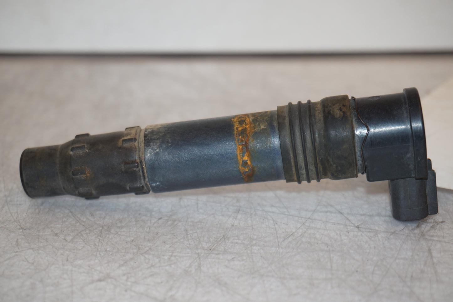 Vänster sida på Tändspole från en Kawasaki Versys 650 -2007 motorcykel.