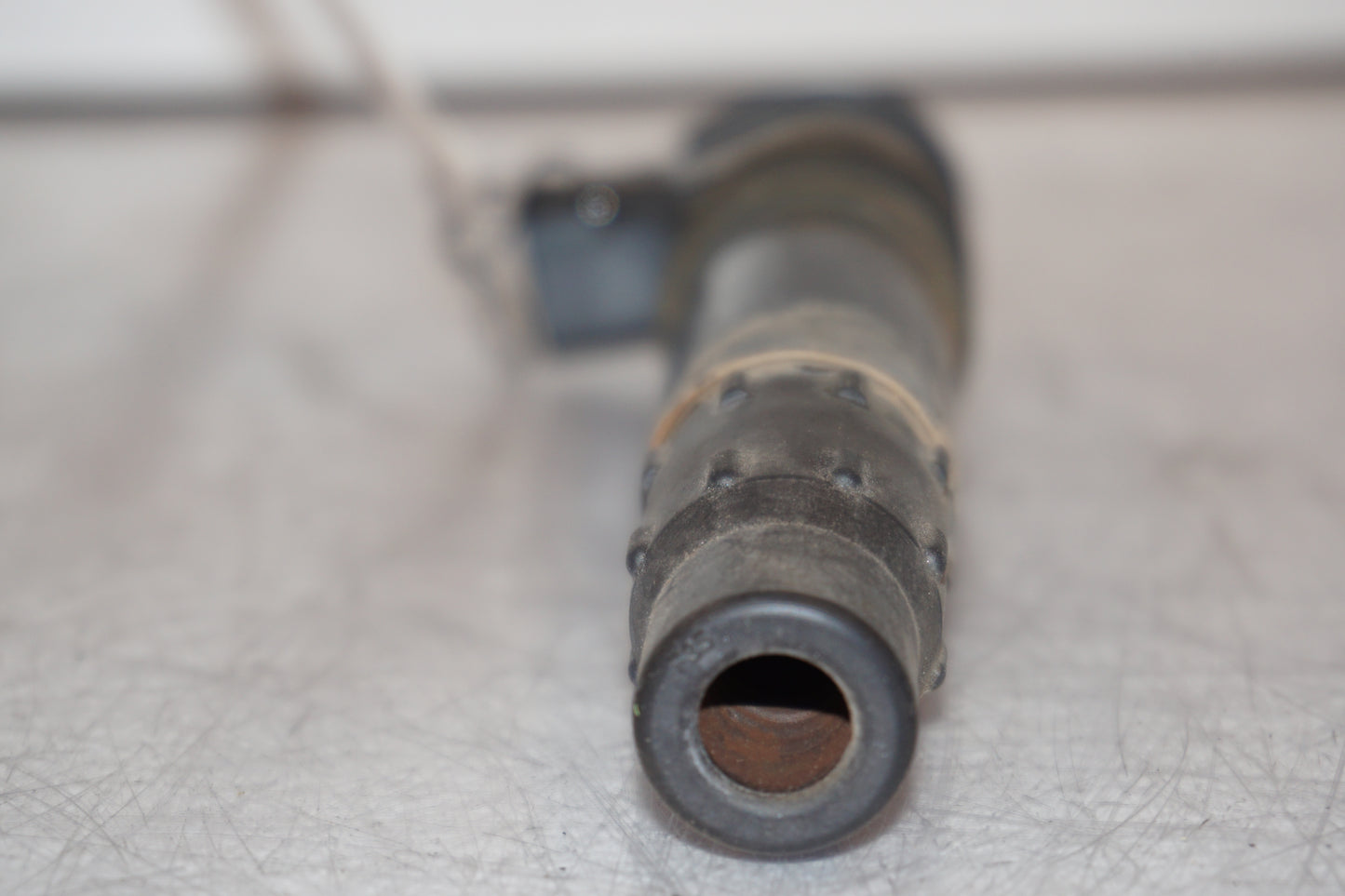 Snett uppifrån på Tändspole från en Kawasaki Versys 650 -2007 motorcykel.