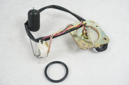 Framsidan på Bensintankgivare från en Honda CB 1300 F -2004 motorcykel.