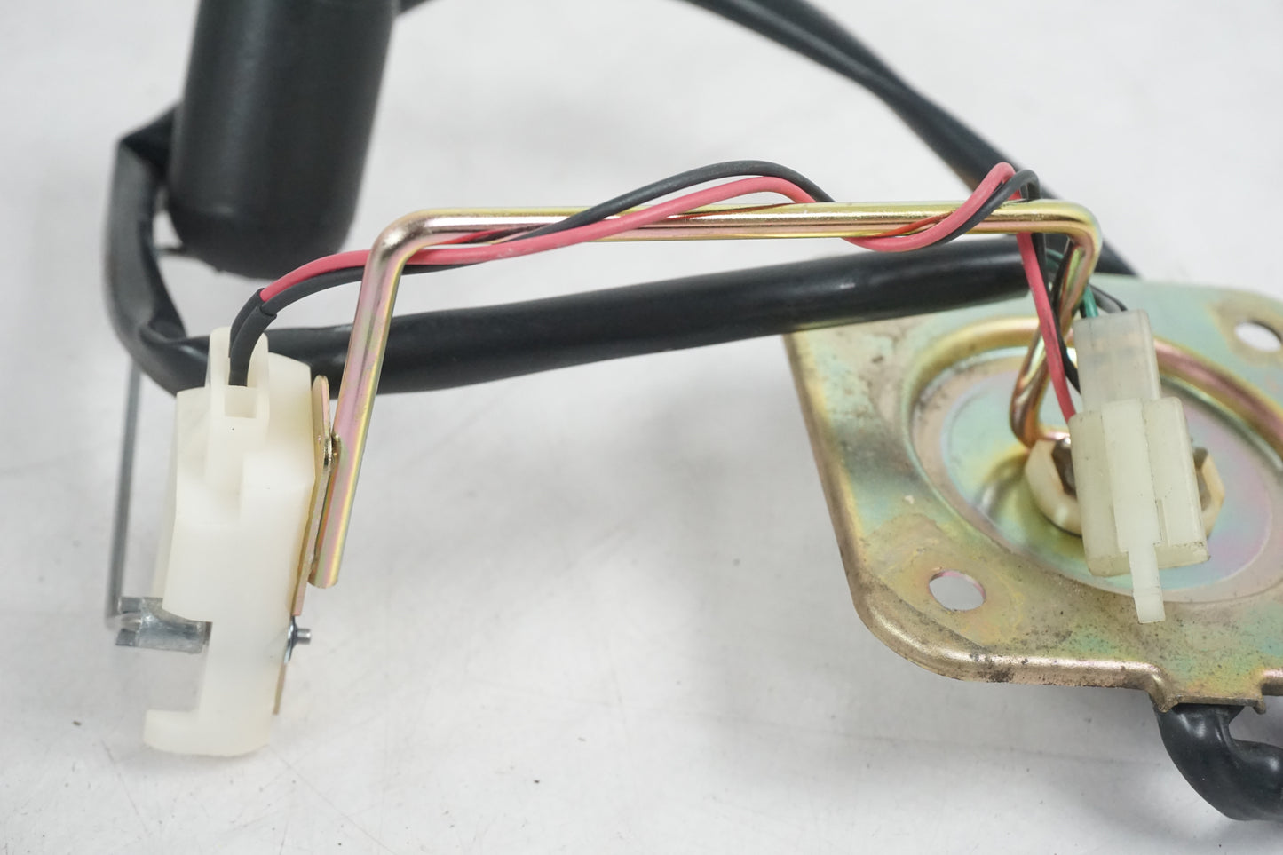 Baksidan på Bensintankgivare från en Honda CB 1300 F -2004 motorcykel.