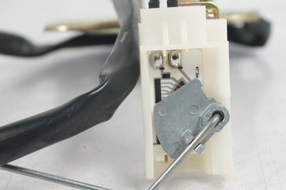 Höger sida på Bensintankgivare från en Honda CB 1300 F -2004 motorcykel.