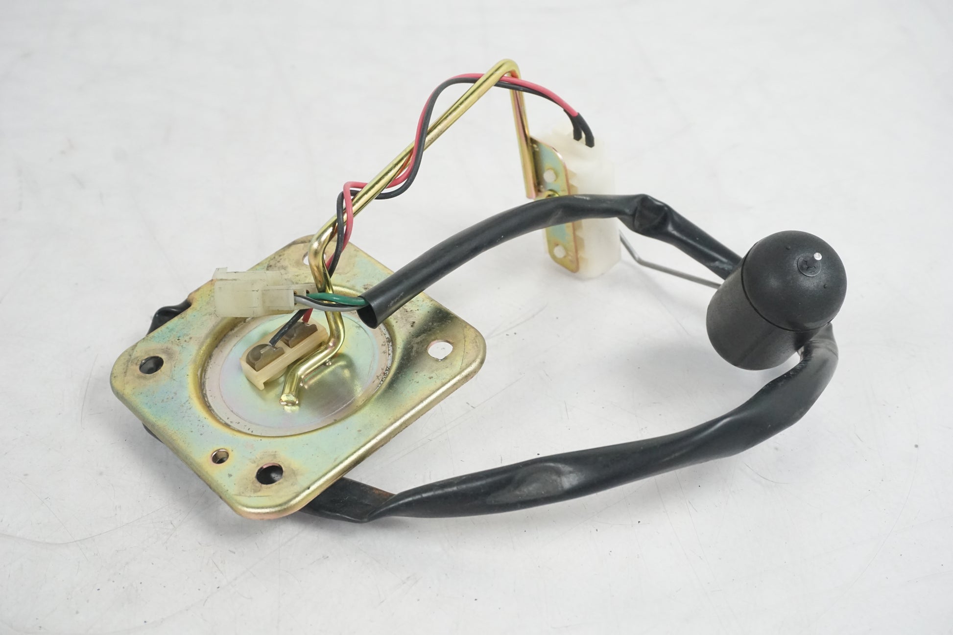 Vänster sida på Bensintankgivare från en Honda CB 1300 F -2004 motorcykel.