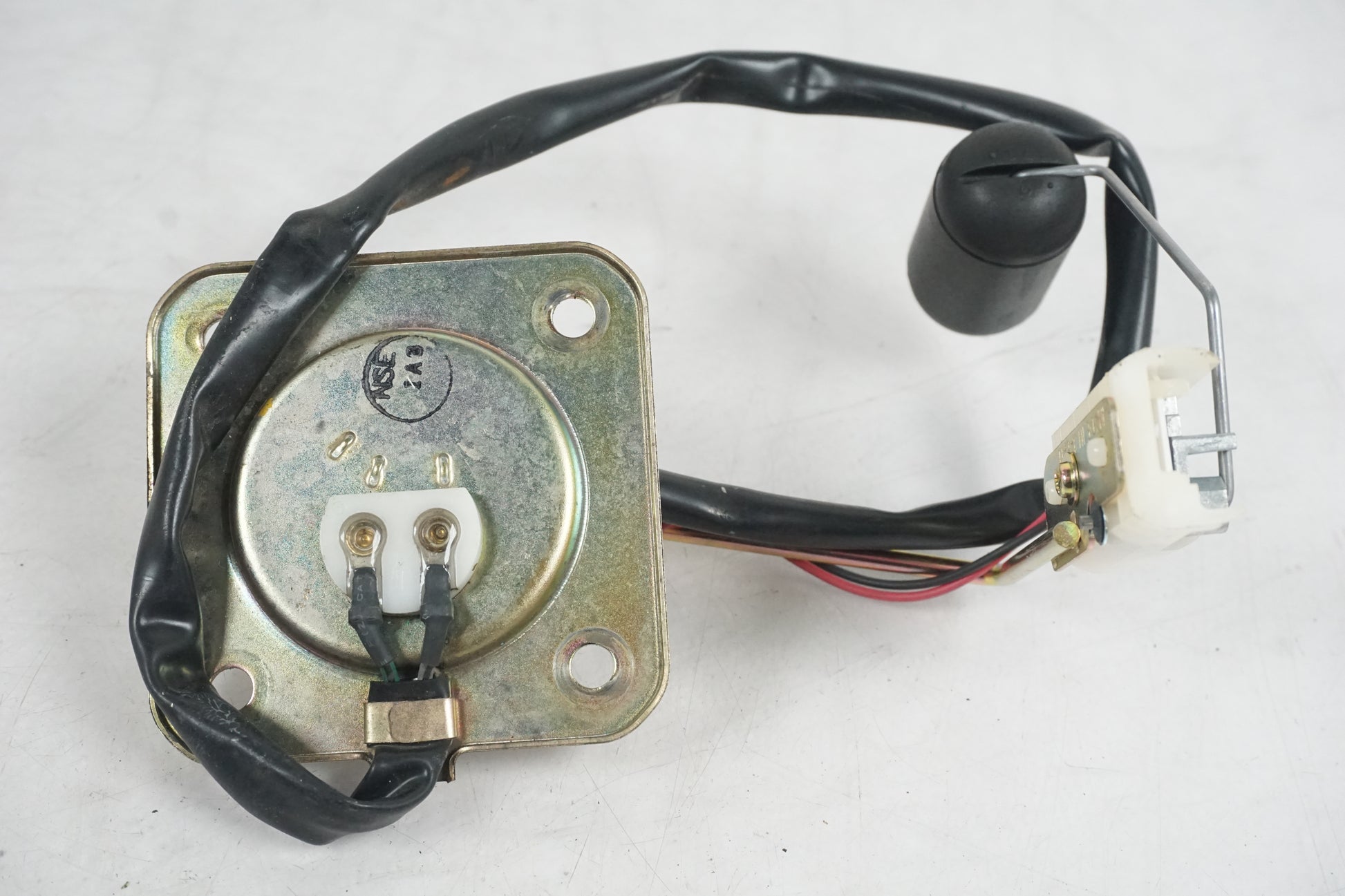 Snett uppifrån på Bensintankgivare från en Honda CB 1300 F -2004 motorcykel.