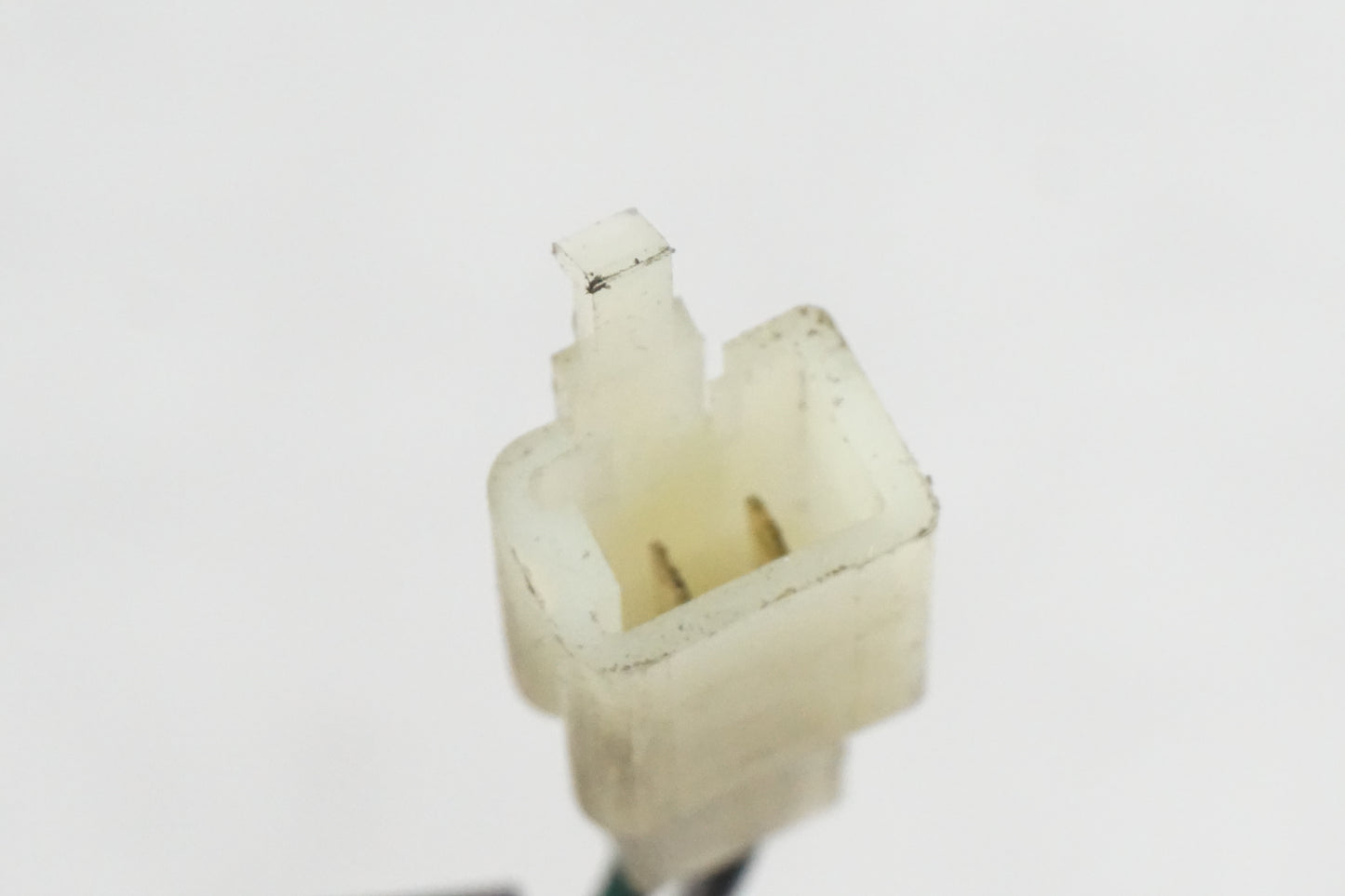 Snett nerifrån på Bensintankgivare från en Honda CB 1300 F -2004 motorcykel.