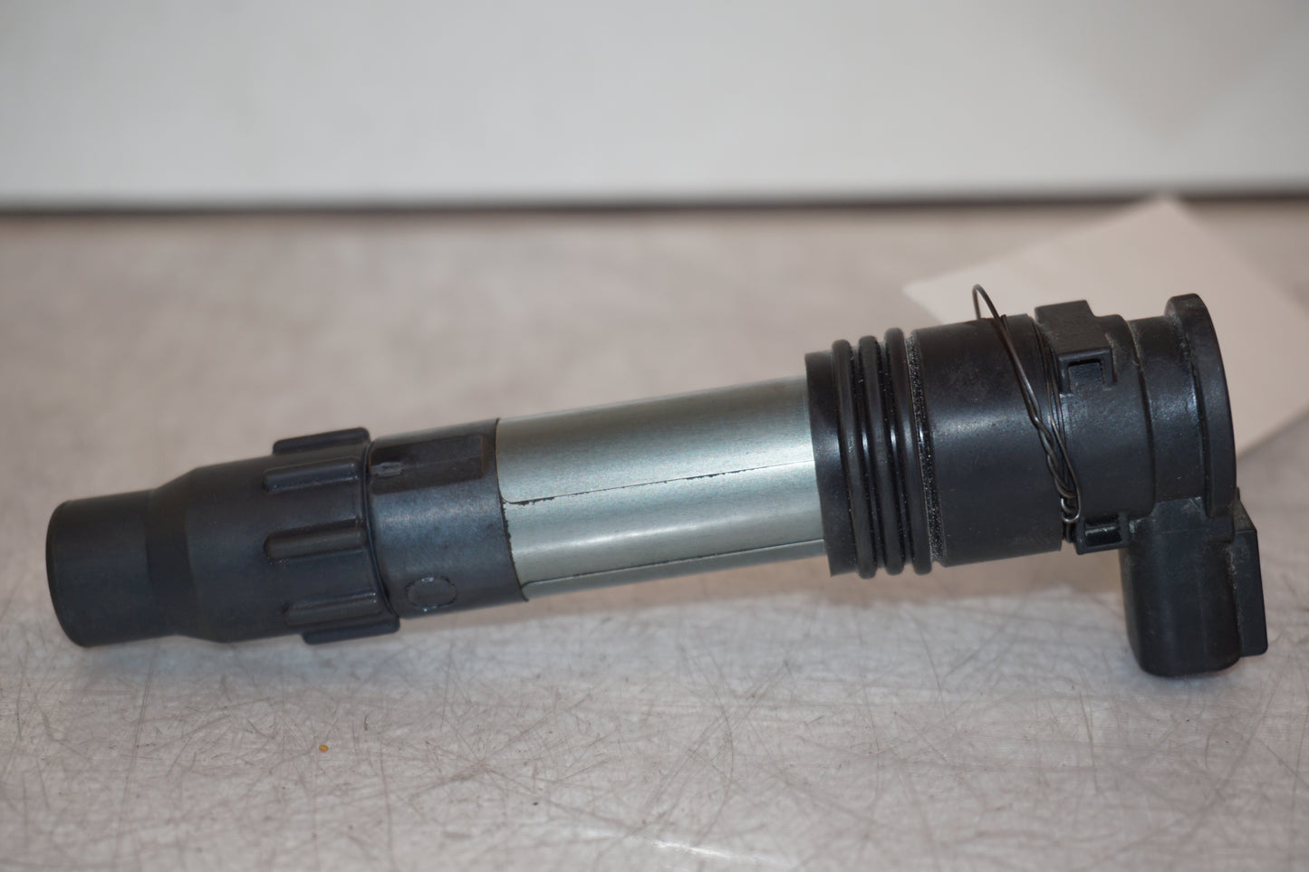 Vänster sida på Tändspole från en Kawasaki Ninja 300 -2014 motorcykel.