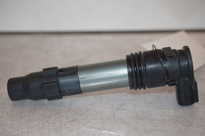 Vänster sida på Tändspole från en Kawasaki Ninja 300 -2014 motorcykel.