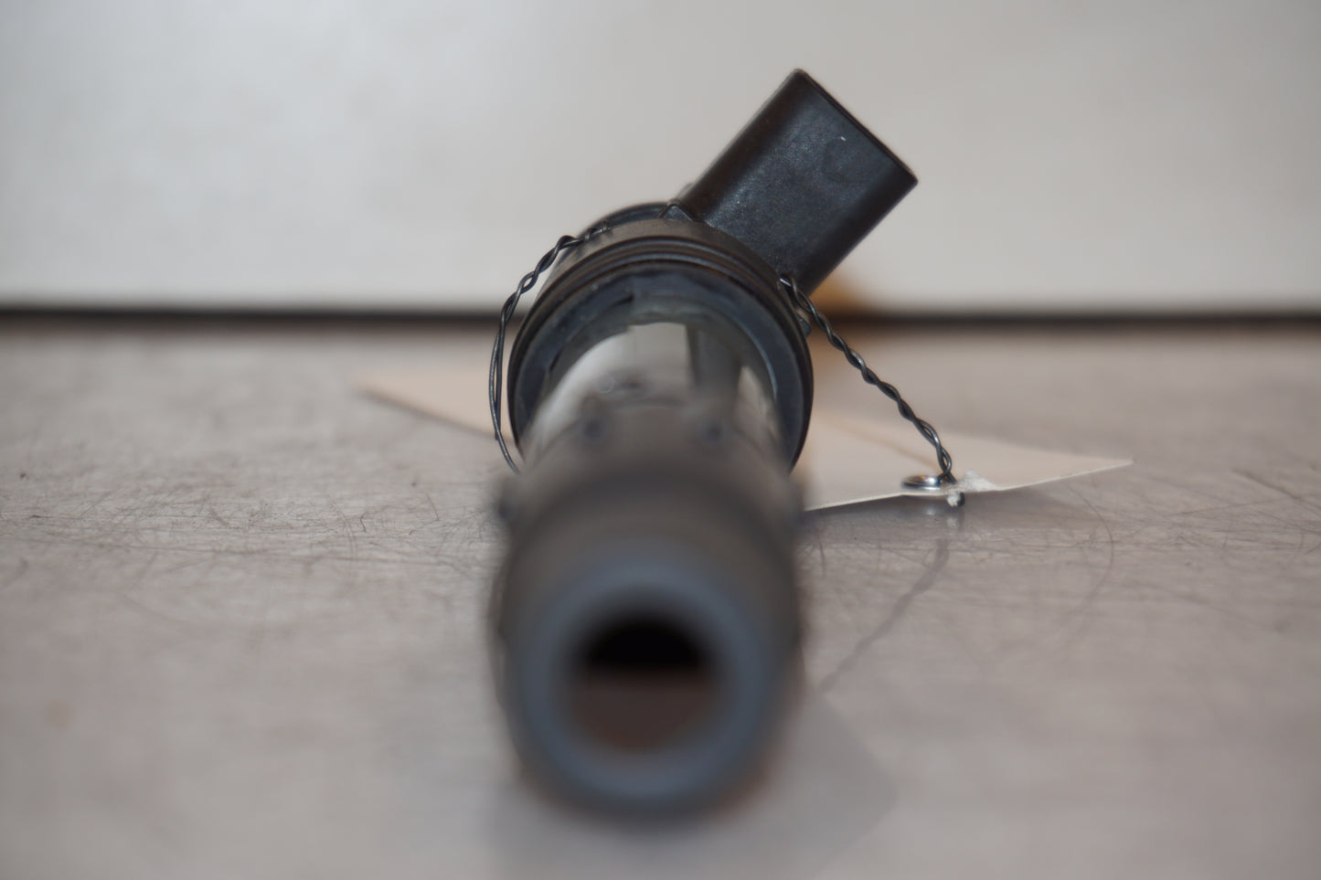 Snett uppifrån på Tändspole från en Kawasaki Ninja 300 -2014 motorcykel.