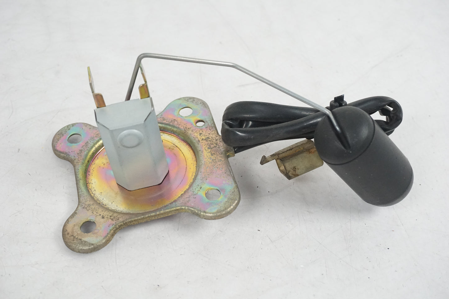 Höger sida på Bensintankgivare från en Honda VF 750 S -1982 motorcykel.