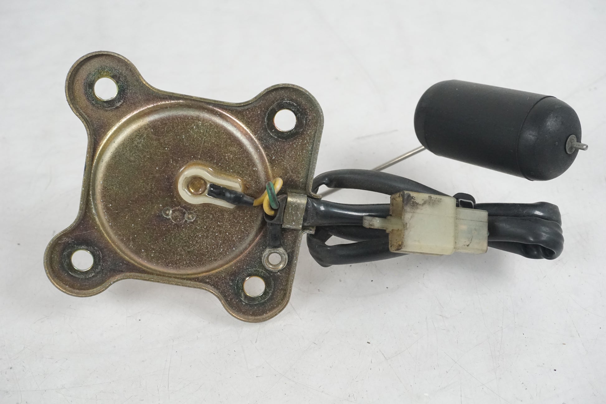 Vänster sida på Bensintankgivare från en Honda VF 750 S -1982 motorcykel.