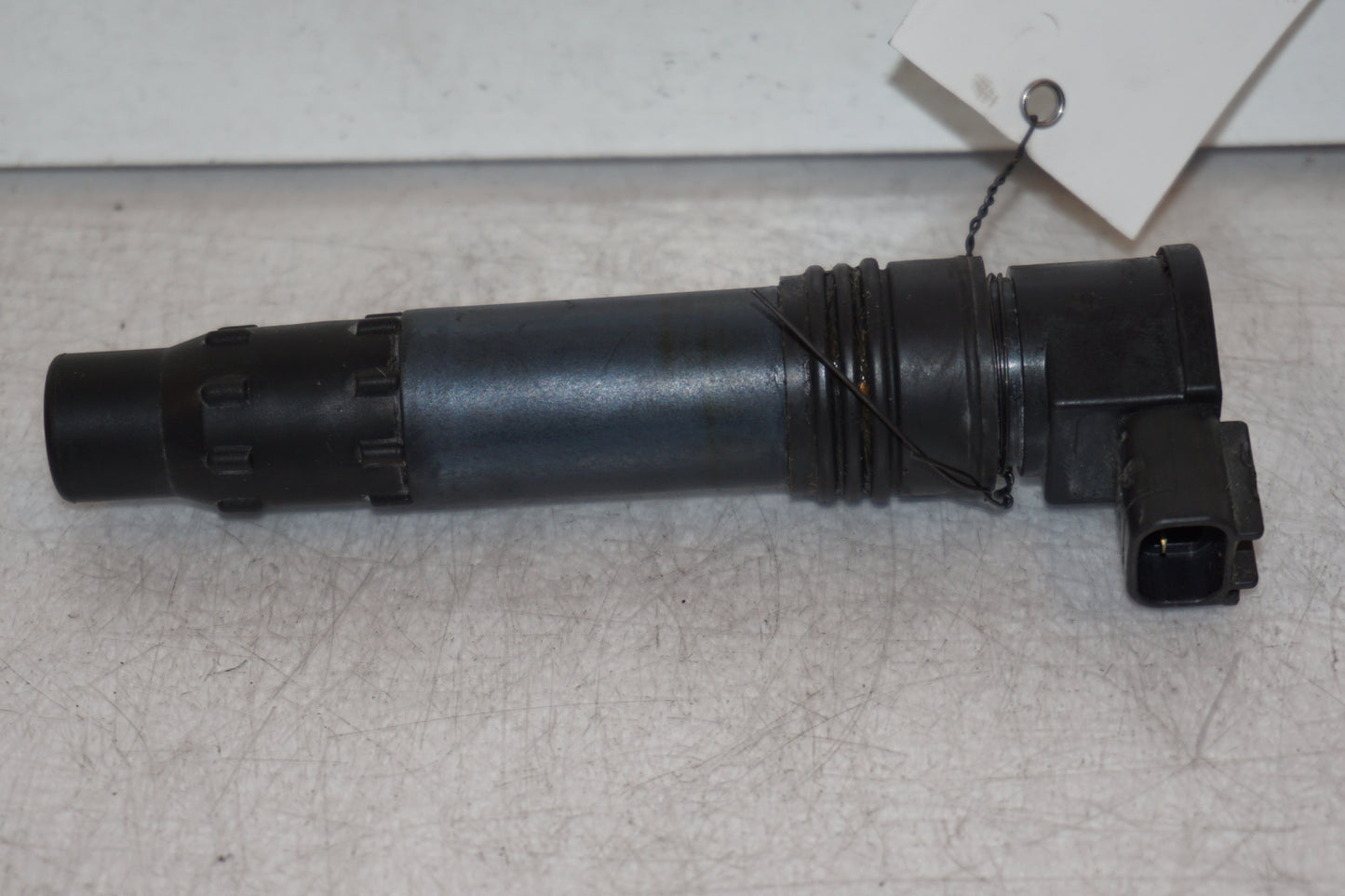 Framsidan på <p>Tändspole höger från Kawasaki ER-6N ABS.</p>

<p>Denso 129700-5359.</p> motorcykel.