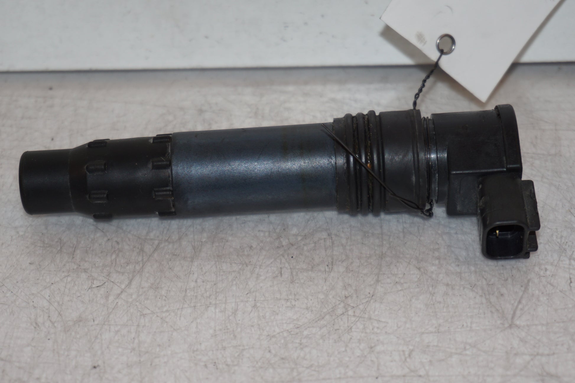 Framsidan på <p>Tändspole höger från Kawasaki ER-6N ABS.</p>

<p>Denso 129700-5359.</p> motorcykel.