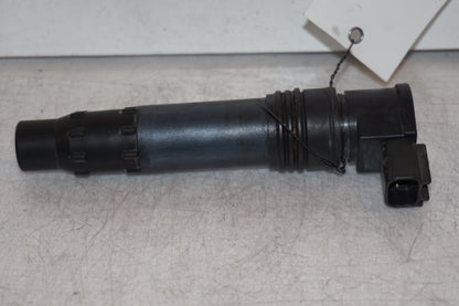 Framsidan på <p>Tändspole höger från Kawasaki ER-6N ABS.</p>

<p>Denso 129700-5359.</p> motorcykel.