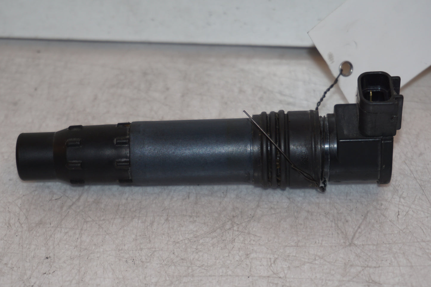 Baksidan på <p>Tändspole höger från Kawasaki ER-6N ABS.</p>

<p>Denso 129700-5359.</p> motorcykel.