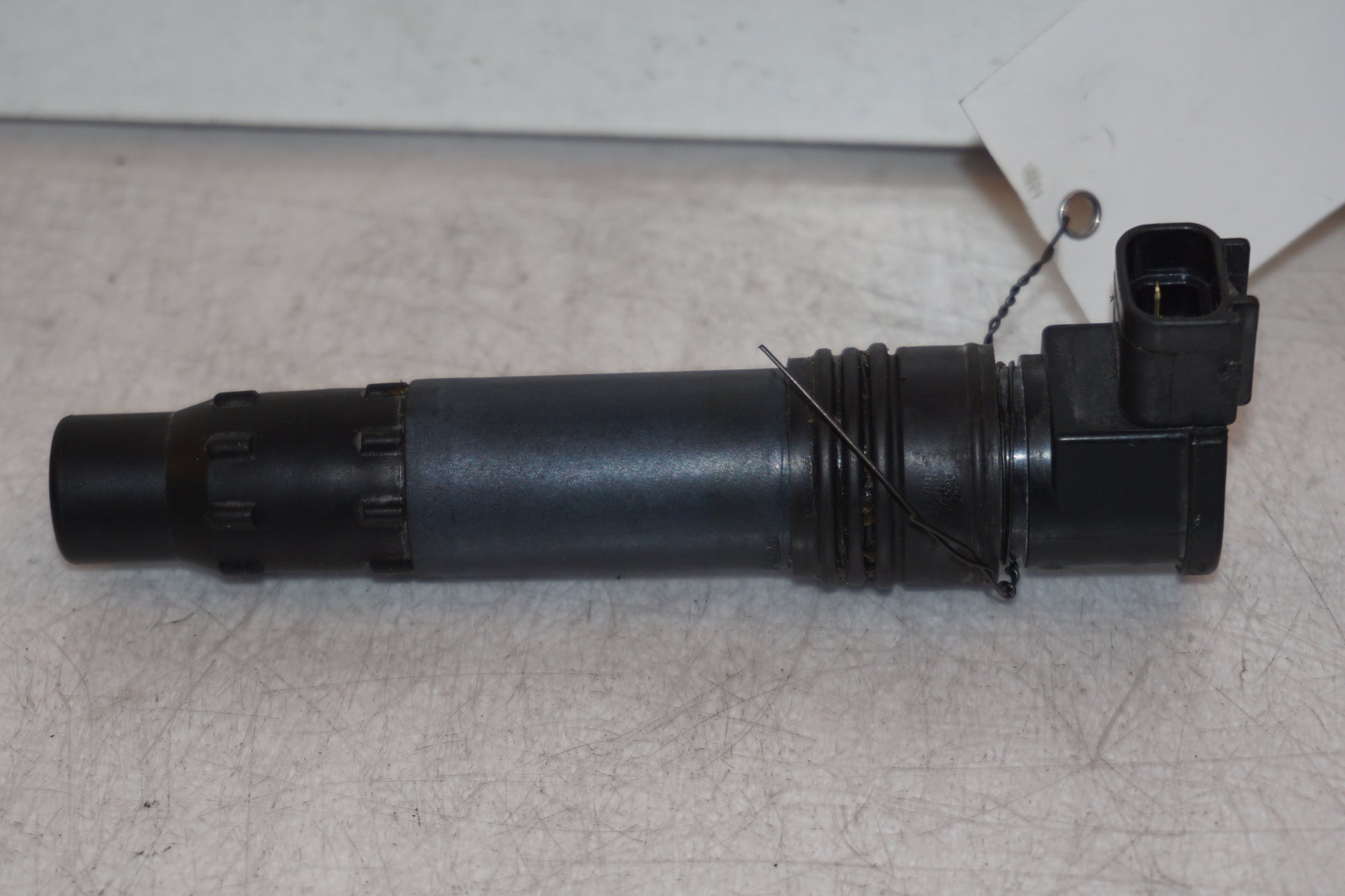 Baksidan på <p>Tändspole höger från Kawasaki ER-6N ABS.</p>

<p>Denso 129700-5359.</p> motorcykel.