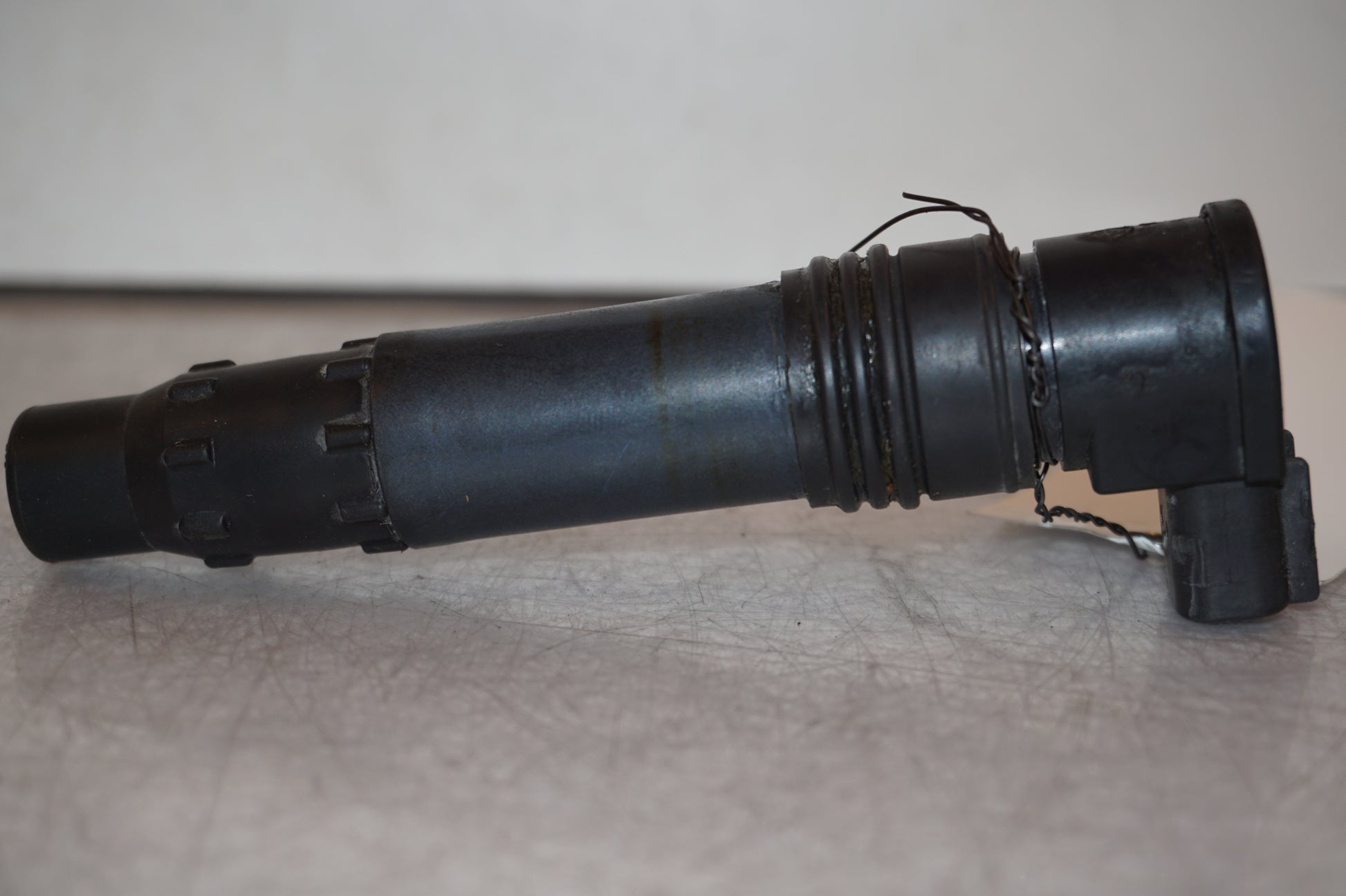 Vänster sida på <p>Tändspole höger från Kawasaki ER-6N ABS.</p>

<p>Denso 129700-5359.</p> motorcykel.