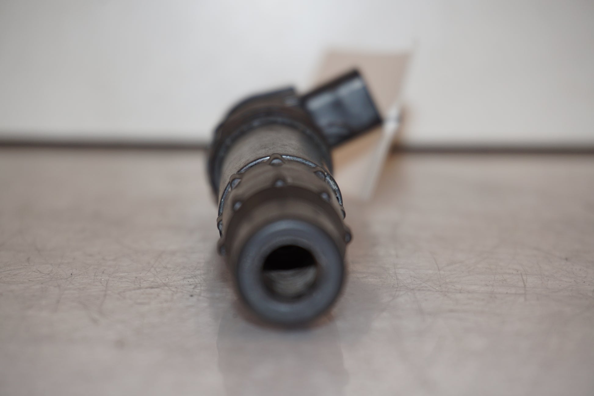 Snett uppifrån på <p>Tändspole höger från Kawasaki ER-6N ABS.</p>

<p>Denso 129700-5359.</p> motorcykel.