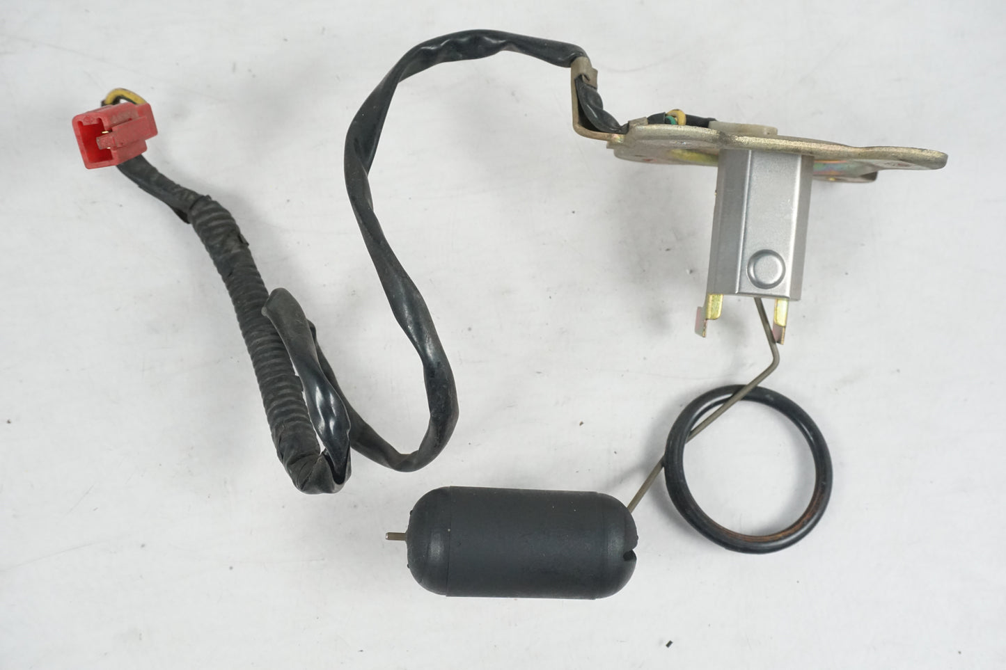 Framsidan på Bensintankgivare från en Honda VF 750 S -1982 motorcykel.