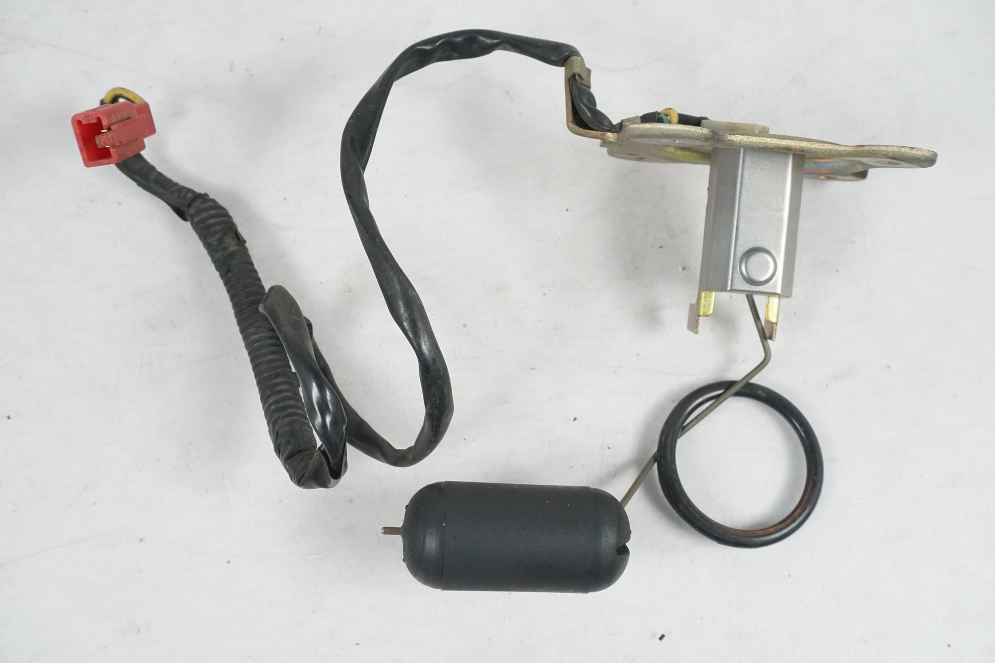 Framsidan på Bensintankgivare från en Honda VF 750 S -1982 motorcykel.