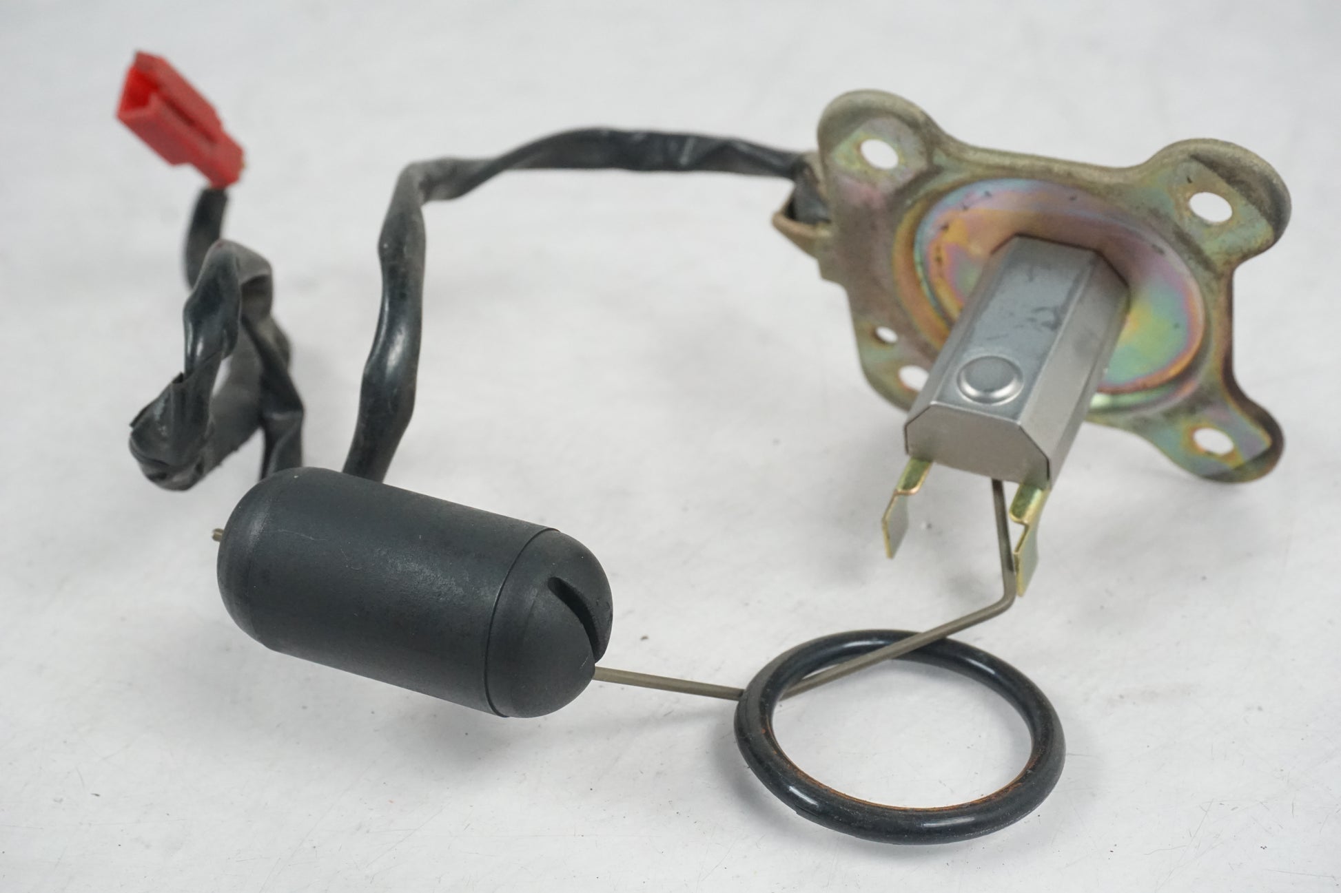 Höger sida på Bensintankgivare från en Honda VF 750 S -1982 motorcykel.