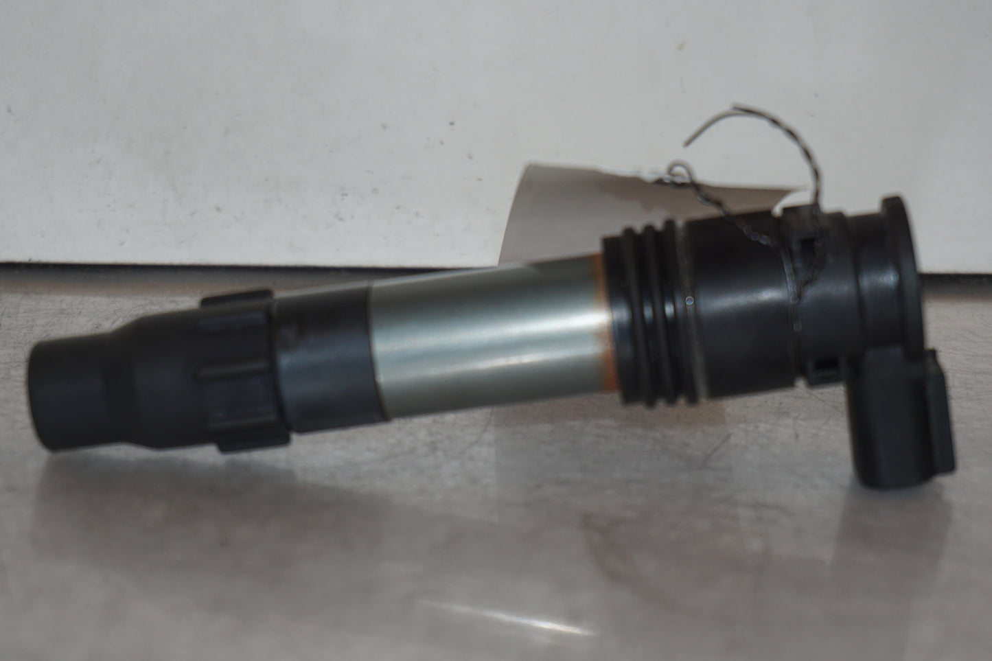 Vänster sida på Tändspole från en Kawasaki Ninja 300 -2014 motorcykel.