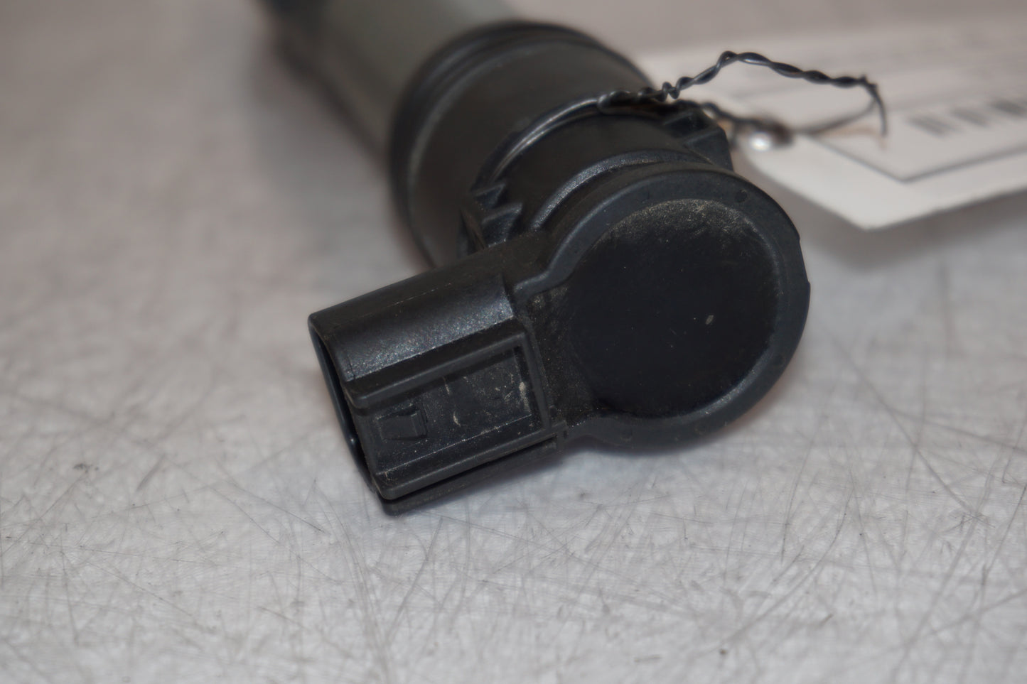 Snett nerifrån på Tändspole från en Kawasaki Ninja 300 -2014 motorcykel.