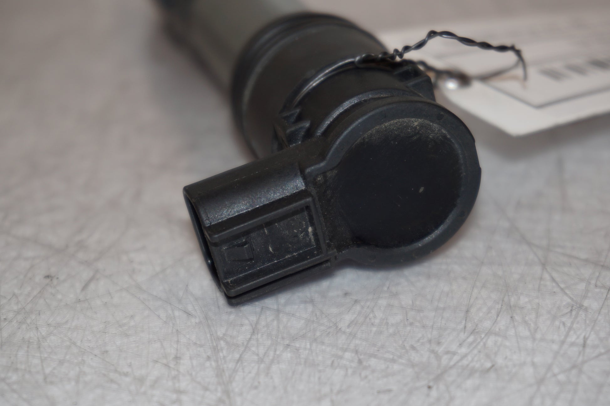 Snett nerifrån på Tändspole från en Kawasaki Ninja 300 -2014 motorcykel.