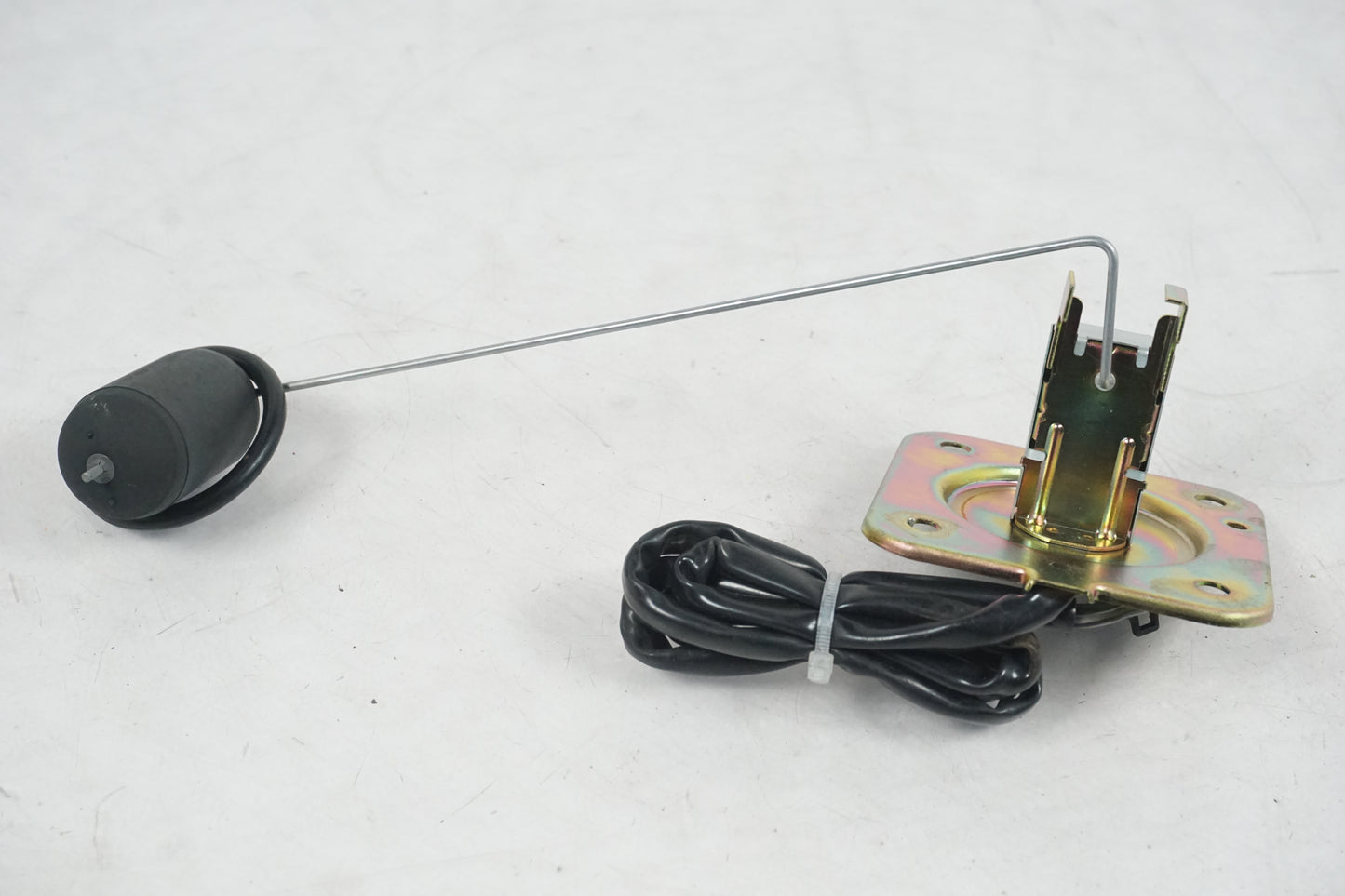 Snett nerifrån på Bensintankgivare från en Honda VFR 750 -1990 motorcykel.