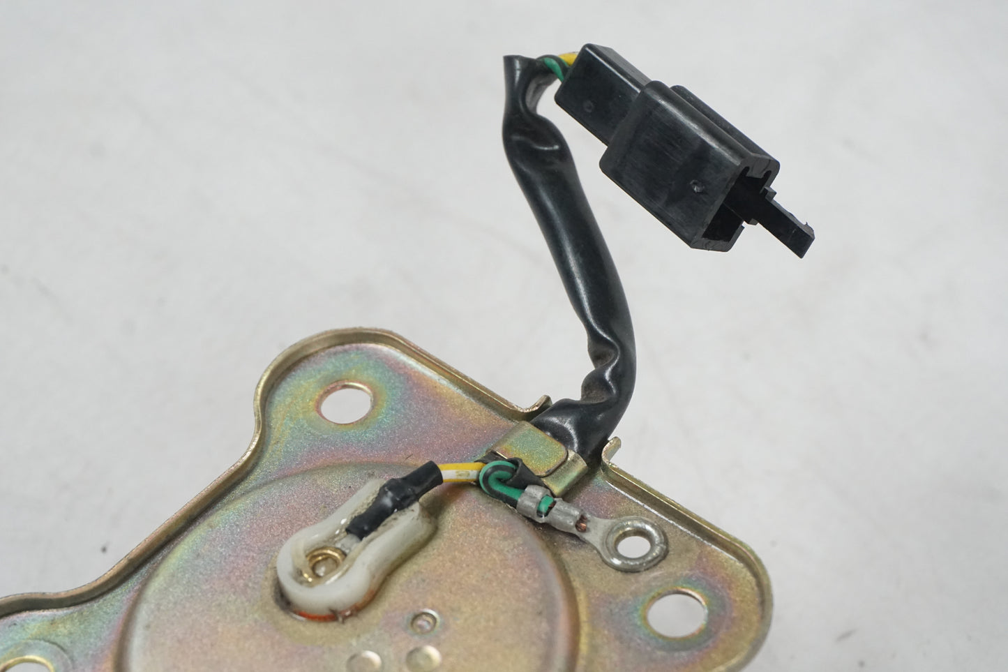 Baksidan på Bensintankgivare från en Honda GL 1500 -1998 motorcykel.