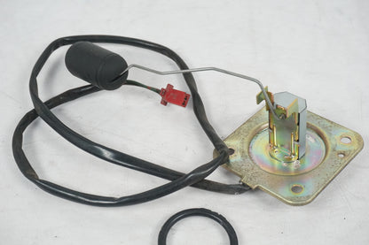 Vänster sida på Bensintankgivare från en Honda CBR 1000 F -1993 motorcykel.
