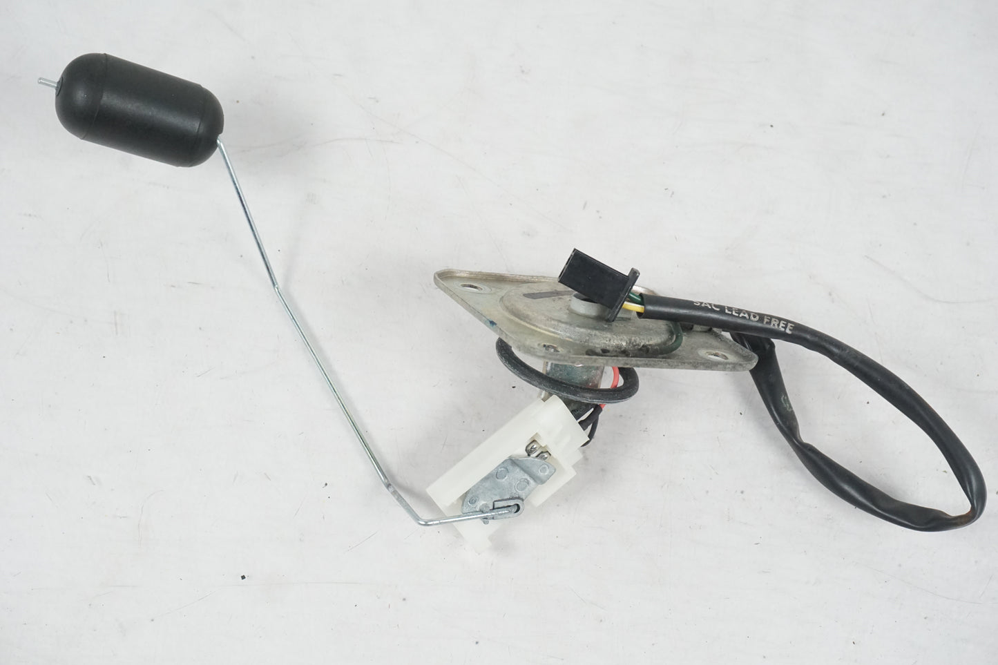 Framsidan på Bensintankgivare från en Honda CBF 125 -2010 motorcykel.