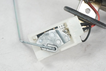 Baksidan på Bensintankgivare från en Honda CBF 125 -2010 motorcykel.