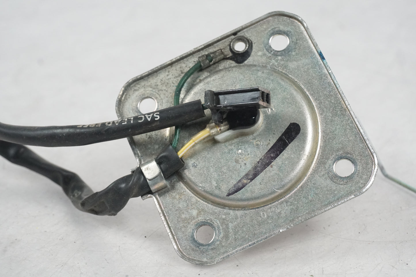 Vänster sida på Bensintankgivare från en Honda CBF 125 -2010 motorcykel.