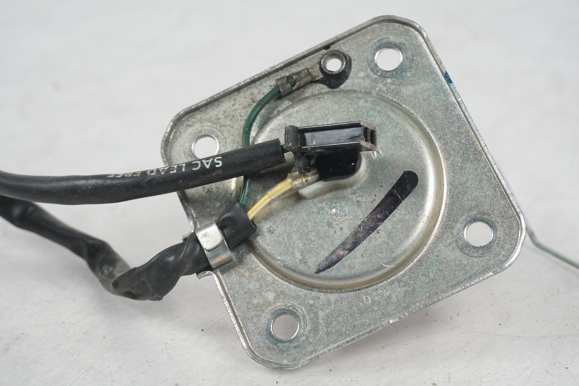 Vänster sida på Bensintankgivare från en Honda CBF 125 -2010 motorcykel.