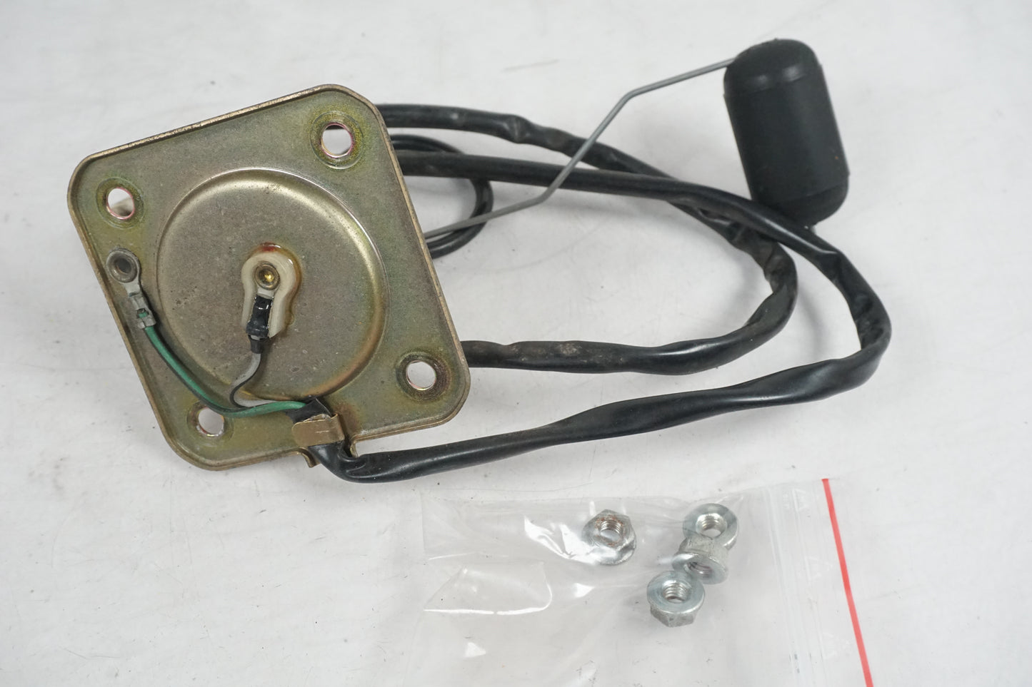 Framsidan på Bensintankgivare från en Honda CBR 1000 F -1987 motorcykel.