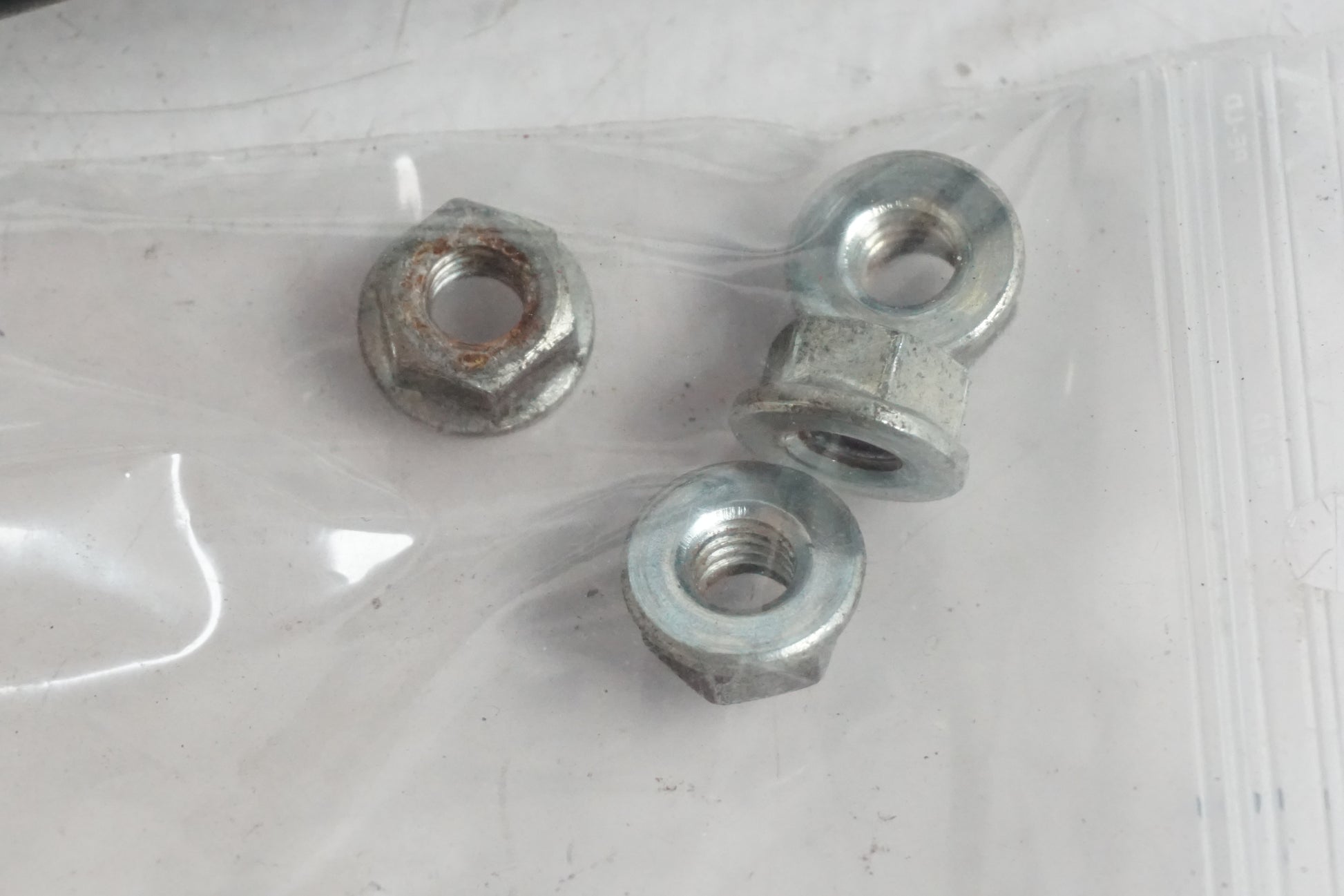 Baksidan på Bensintankgivare från en Honda CBR 1000 F -1987 motorcykel.