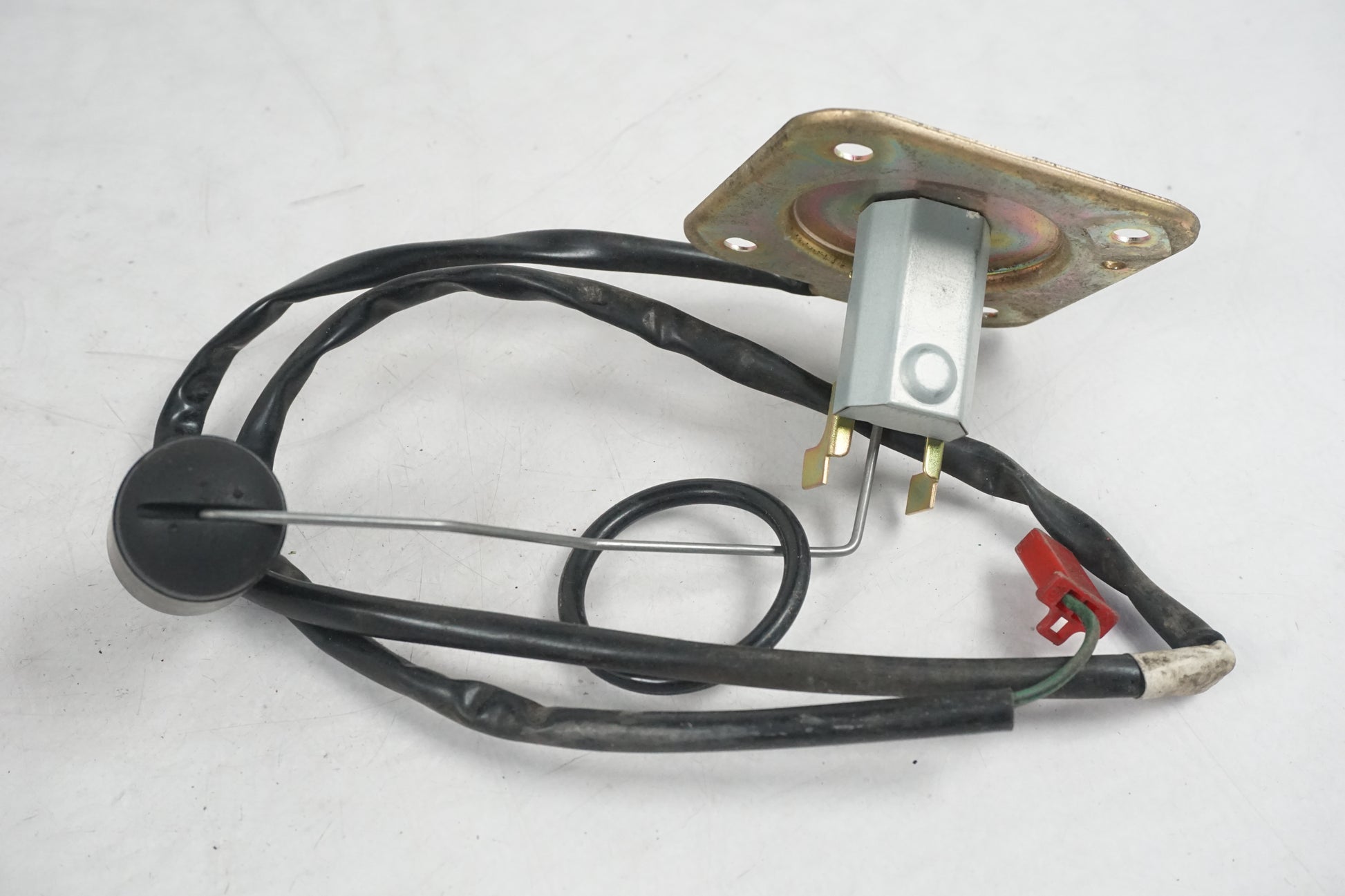 Vänster sida på Bensintankgivare från en Honda CBR 1000 F -1987 motorcykel.