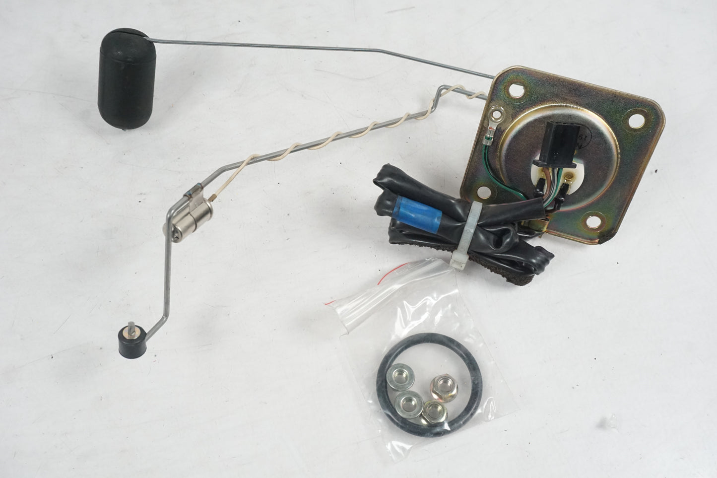 Framsidan på Bensintankgivare från en Honda CBR 1100 XX -2000 motorcykel.