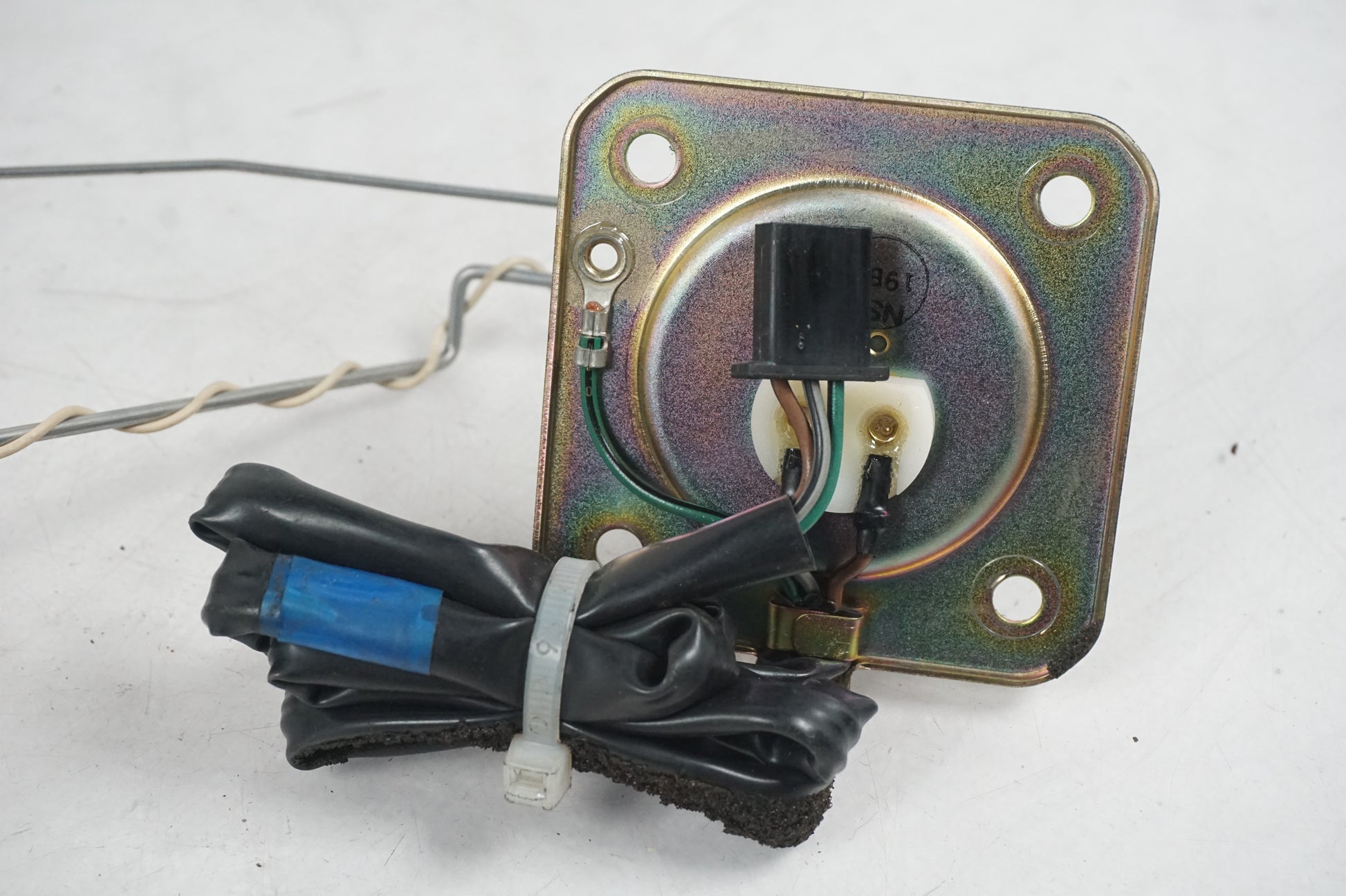 Höger sida på Bensintankgivare från en Honda CBR 1100 XX -2000 motorcykel.