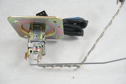 Snett nerifrån på Bensintankgivare från en Honda CBR 1100 XX -2000 motorcykel.