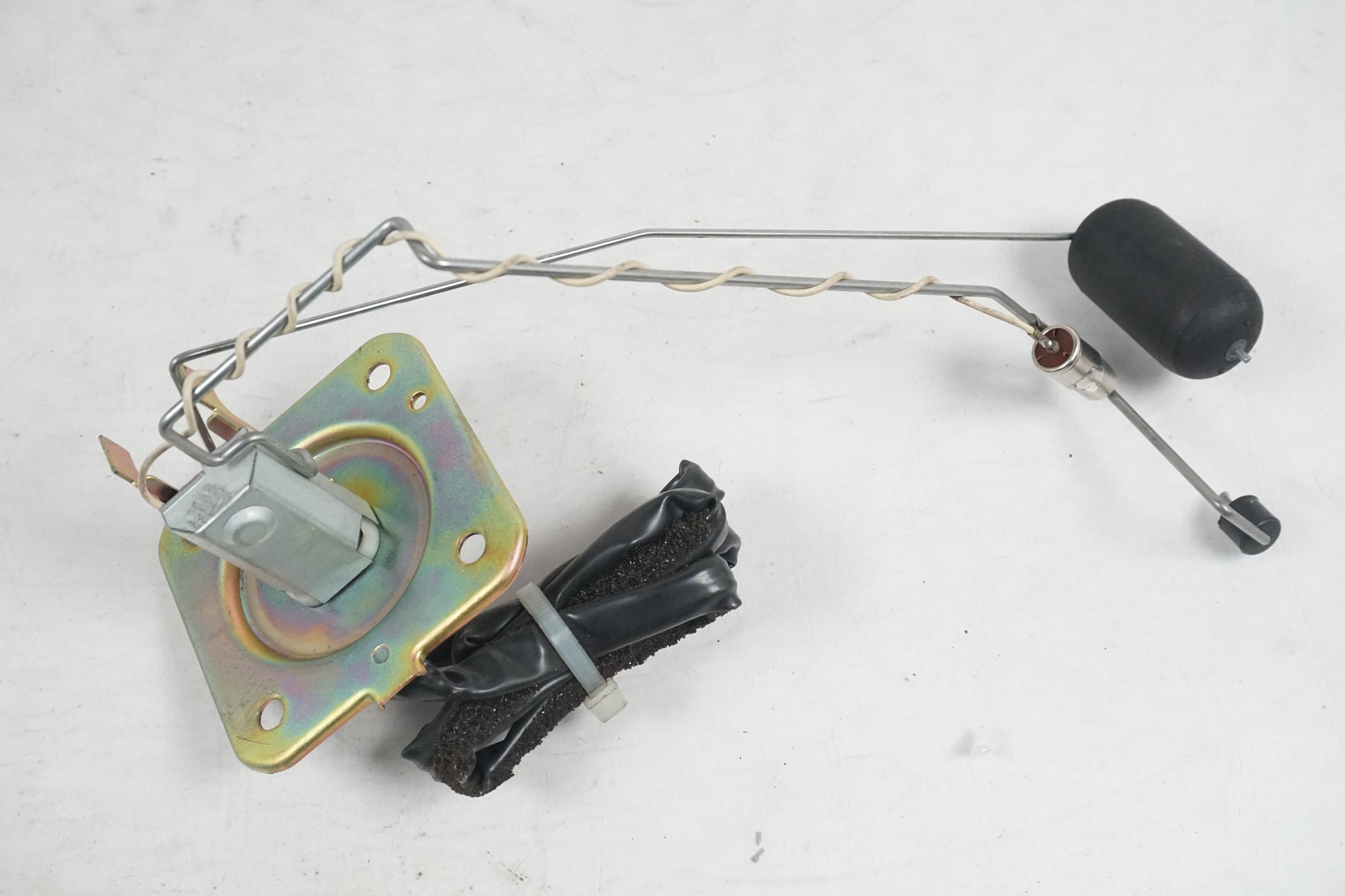 Extrabild1 på Bensintankgivare från en Honda CBR 1100 XX -2000 motorcykel.