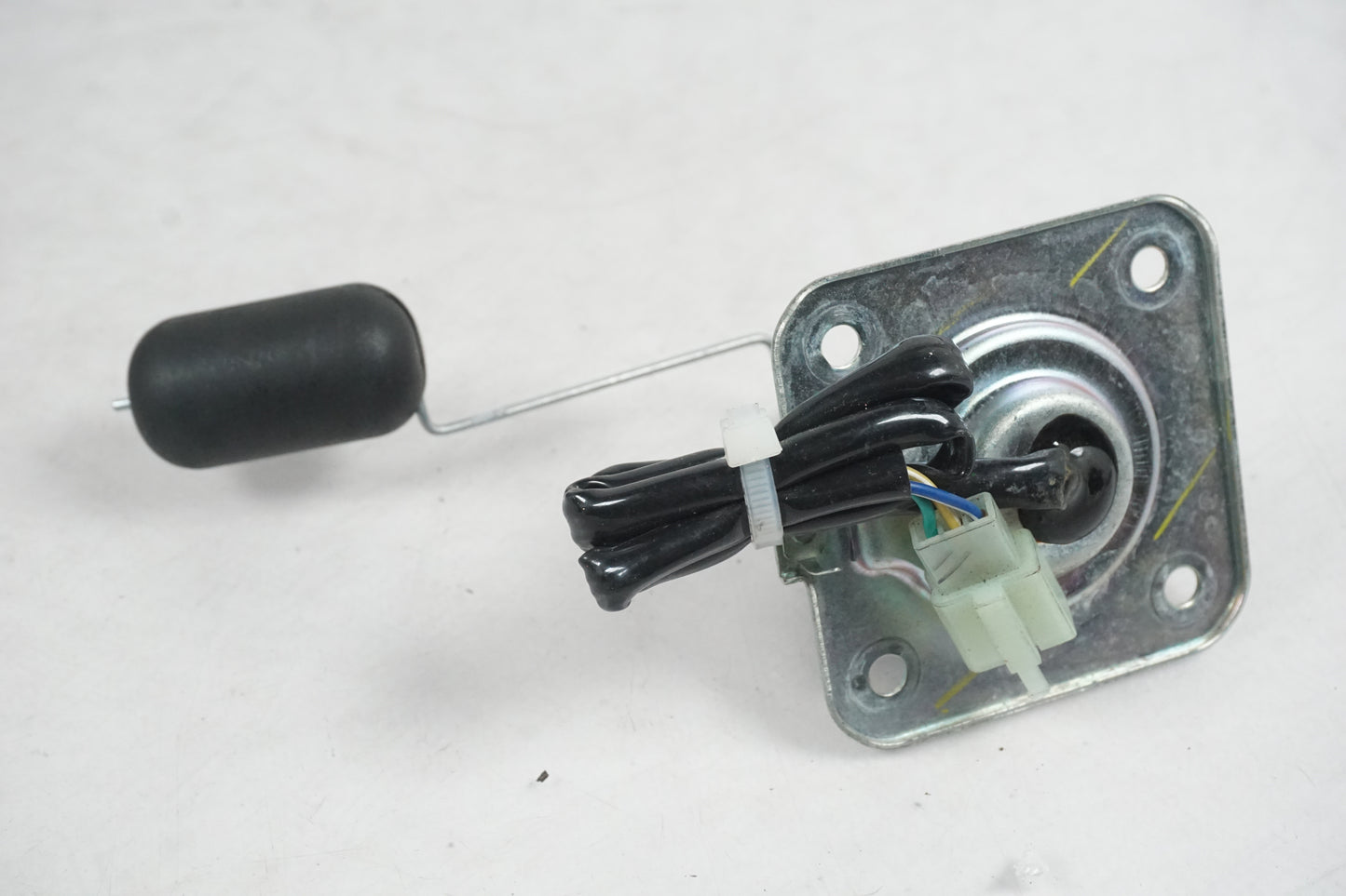 Framsidan på Bensintankgivare från en Honda CBR 125 R -2005 motorcykel.