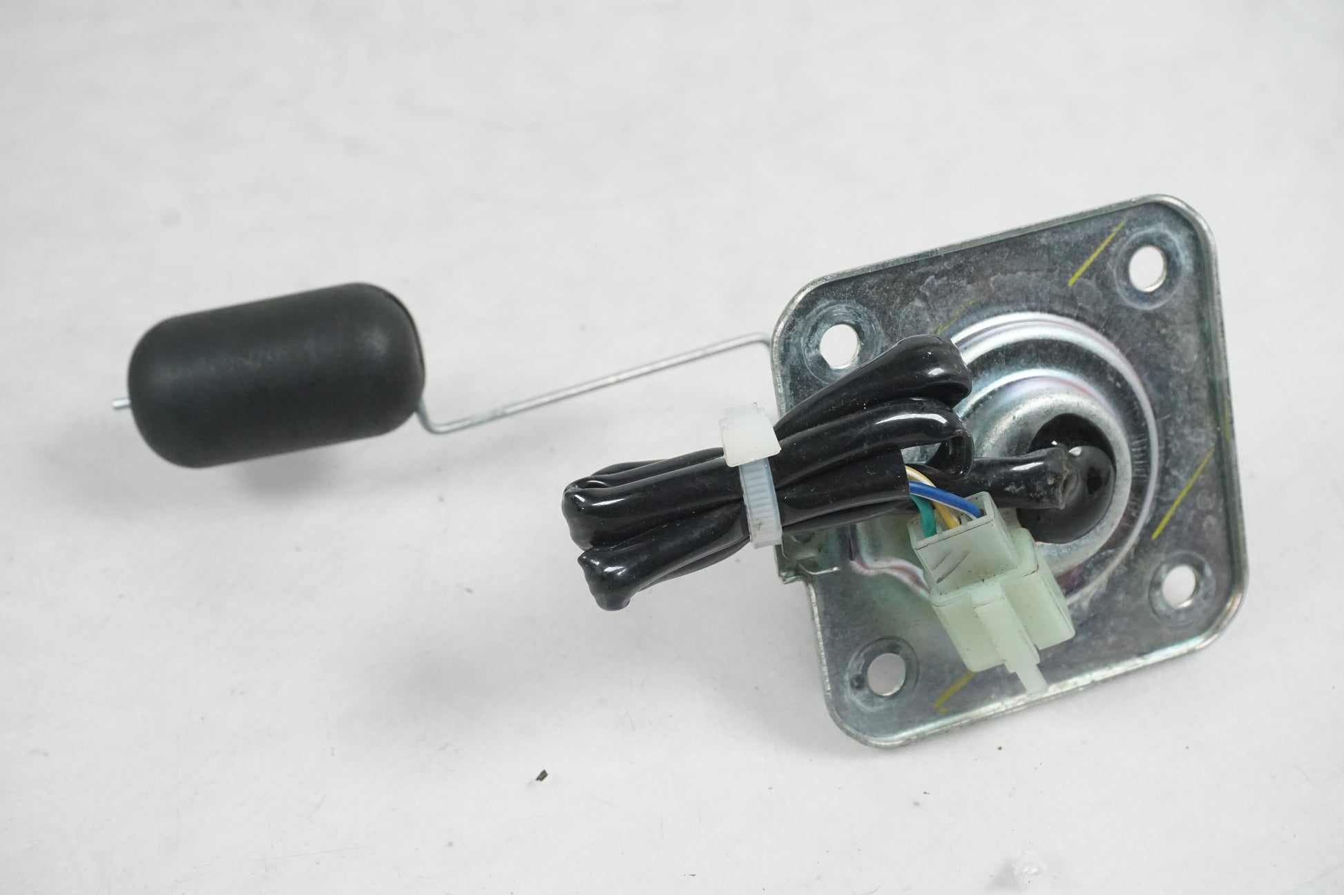 Framsidan på Bensintankgivare från en Honda CBR 125 R -2005 motorcykel.