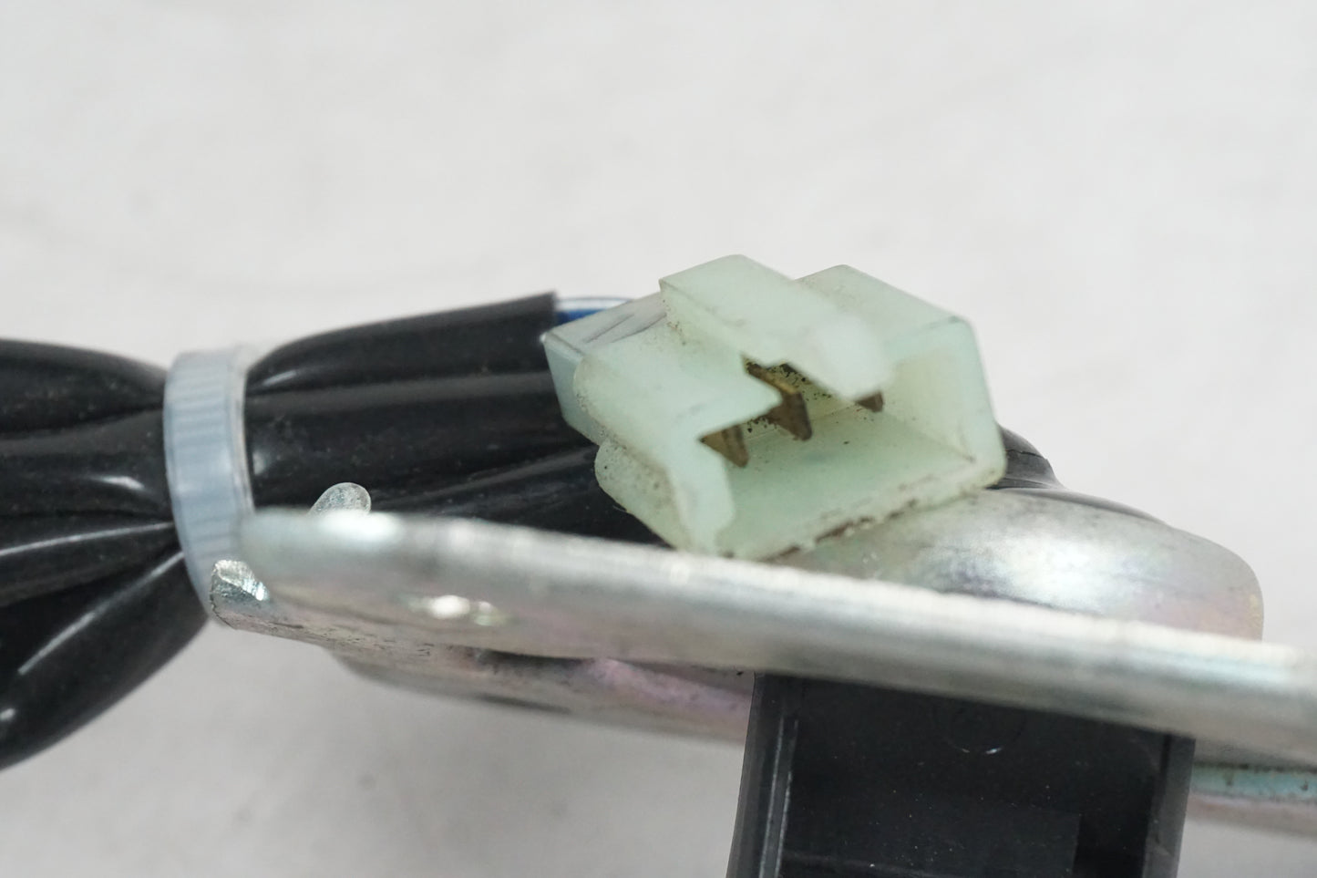 Vänster sida på Bensintankgivare från en Honda CBR 125 R -2005 motorcykel.