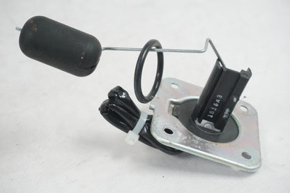 Snett uppifrån på Bensintankgivare från en Honda CBR 125 R -2005 motorcykel.