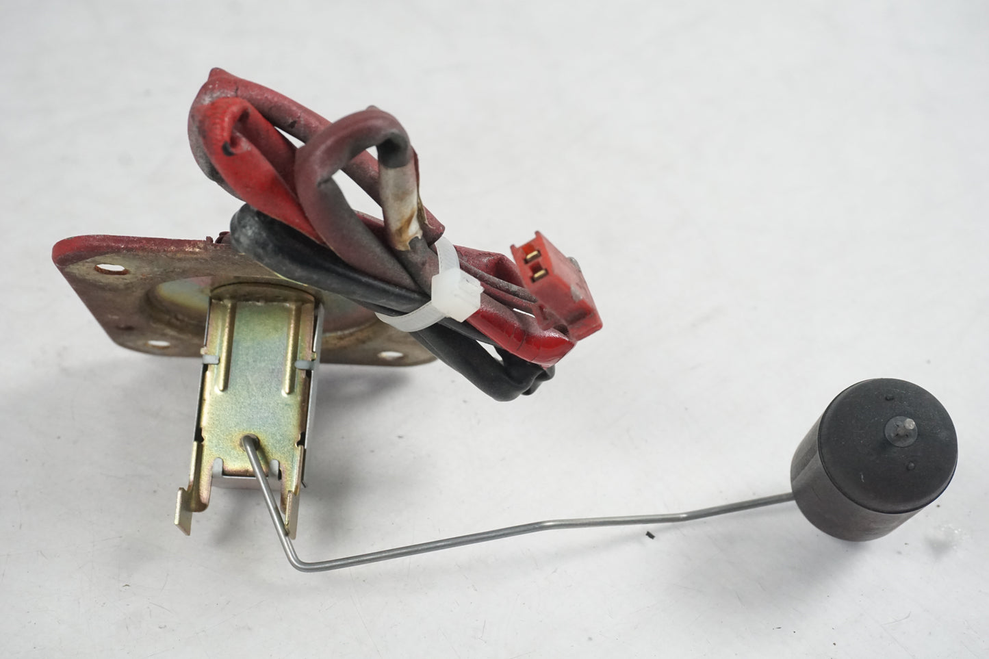 Vänster sida på Bensintankgivare från en Honda CBR 1000 F -1987 motorcykel.