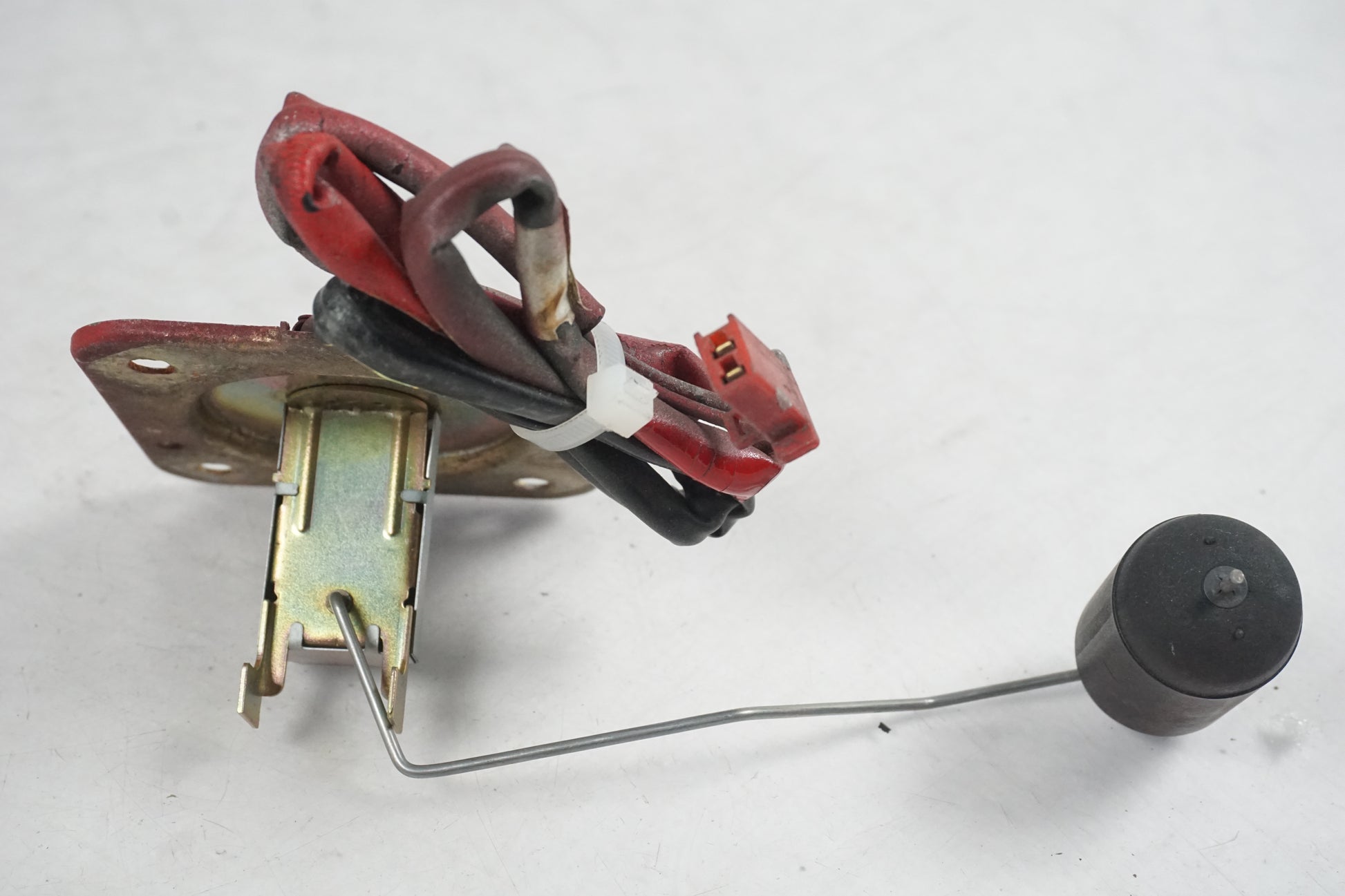 Vänster sida på Bensintankgivare från en Honda CBR 1000 F -1987 motorcykel.