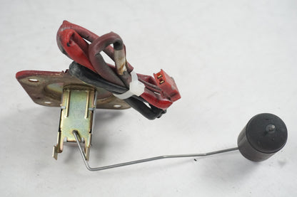 Vänster sida på Bensintankgivare från en Honda CBR 1000 F -1987 motorcykel.