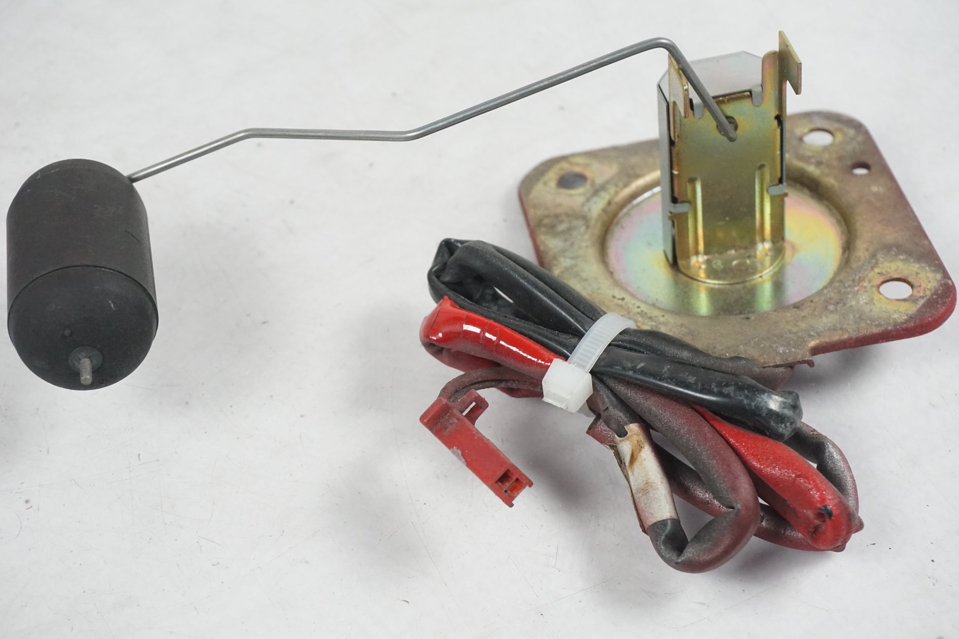 Snett nerifrån på Bensintankgivare från en Honda CBR 1000 F -1987 motorcykel.